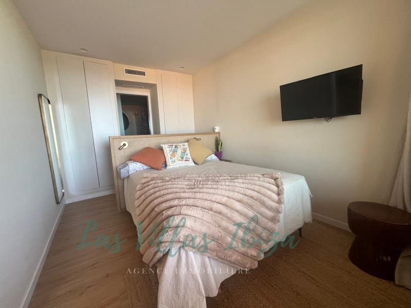 Apartamento de 2 habitaciones en Playa d'en Bossa en venta con piscina garaje - 645.000 € (Ref: 9247508)