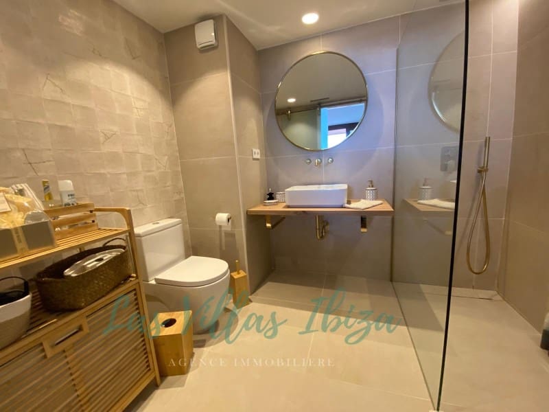 Apartamento de 2 habitaciones en Playa d'en Bossa en venta con piscina garaje - 645.000 € (Ref: 9247508)