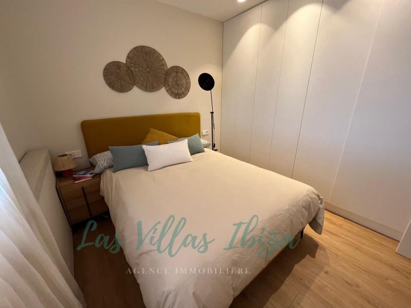 Apartamento de 2 habitaciones en Playa d'en Bossa en venta con piscina garaje - 645.000 € (Ref: 9247508)