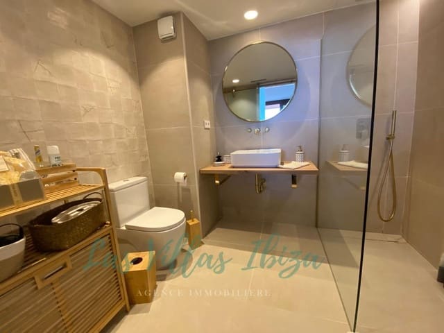 2 makuuhuone Huoneisto myytävänä paikassa Playa d'en Bossa, San Jose / Sant Josep de Sa Talaia mukana uima-altaan 
autotalli - 645 000 € (Ref: 9247508)