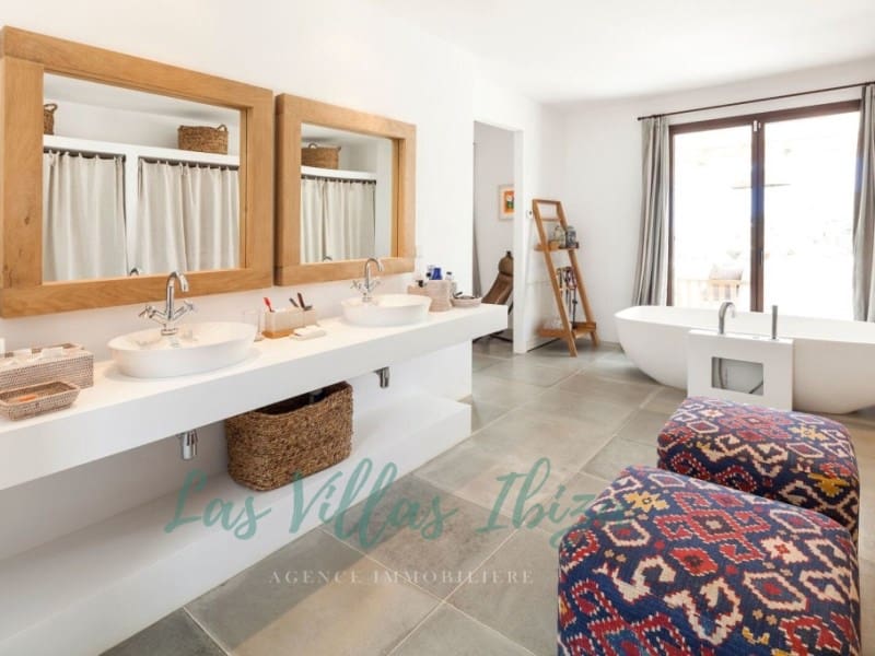 4 bedroom Villa for sale in Santa Gertrudis de Fruitera with pool - € 5,590,000 (Ref: 9266505)