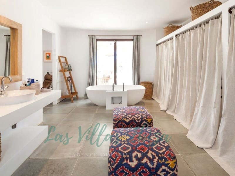 4 bedroom Villa for sale in Santa Gertrudis de Fruitera with pool - € 5,590,000 (Ref: 9266505)