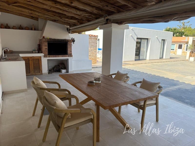 4 bedroom Villa for sale in Sant Jordi de Ses Salines with pool - € 2,180,000 (Ref: 9543386)