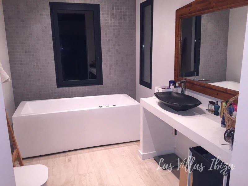 4 bedroom Villa for sale in Sant Jordi de Ses Salines with pool - € 2,180,000 (Ref: 9543386)