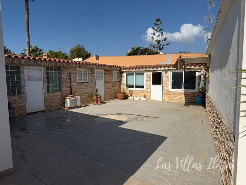 4 bedroom Villa for sale in Sant Jordi de Ses Salines with pool - € 2,180,000 (Ref: 9543386)