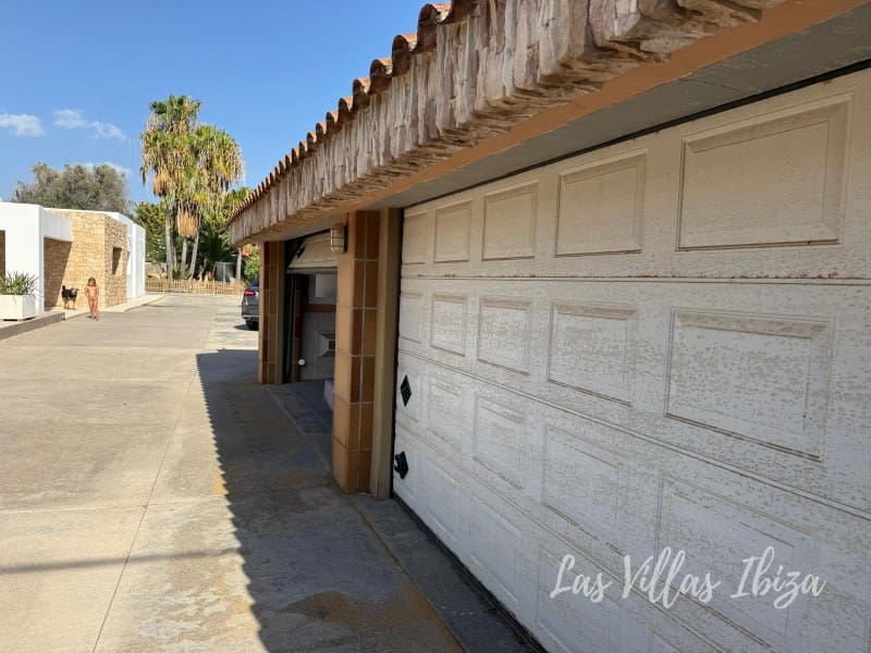 4 bedroom Villa for sale in Sant Jordi de Ses Salines with pool - € 2,180,000 (Ref: 9543386)
