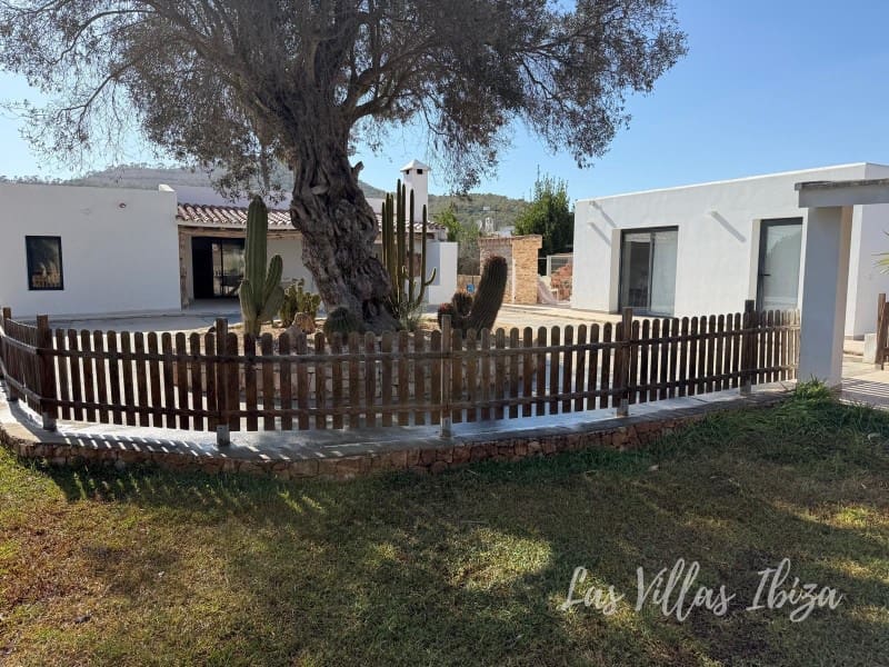 4 bedroom Villa for sale in Sant Jordi de Ses Salines with pool - € 2,180,000 (Ref: 9543386)