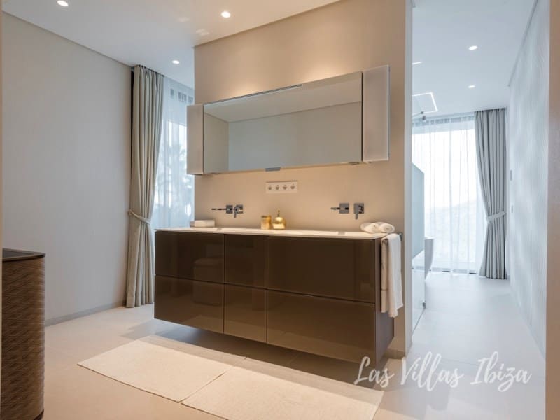 9 makuuhuone Huvila myytävänä paikassa Roca Llisa mukana uima-altaan - 9 800 000 € (Ref: 9574864)