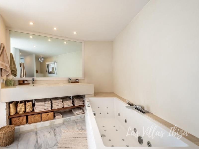 3 bedroom Villa for sale in Roca Llisa with pool garage - € 1,300,000 (Ref: 9735399)