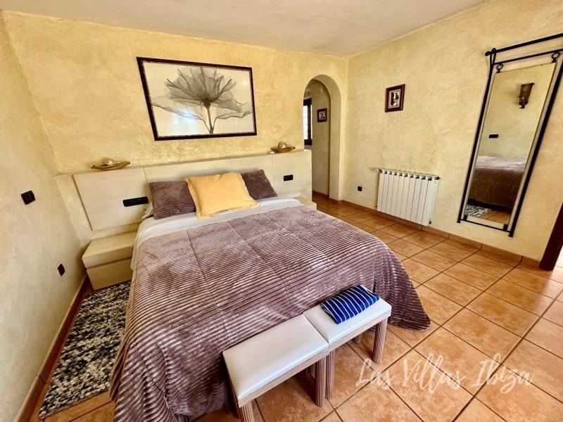 4 bedroom Villa for sale in Santa Gertrudis de Fruitera with pool garage - € 3,000,000 (Ref: 9814349)