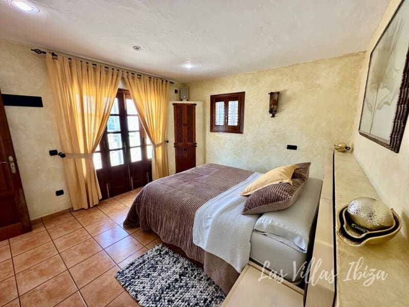 4 bedroom Villa for sale in Santa Gertrudis de Fruitera with pool garage - € 3,000,000 (Ref: 9814349)