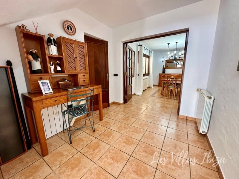 4 bedroom Villa for sale in Santa Gertrudis de Fruitera with pool garage - € 3,000,000 (Ref: 9814349)