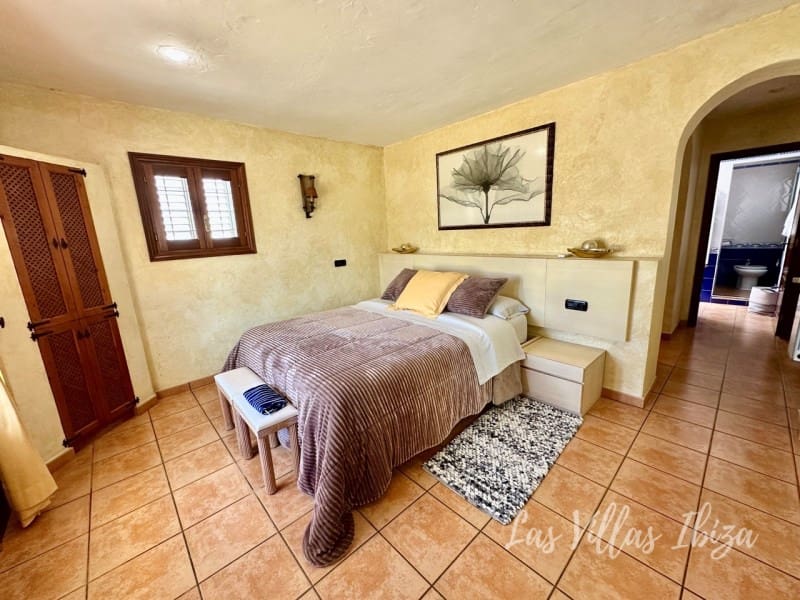 4 bedroom Villa for sale in Santa Gertrudis de Fruitera with pool garage - € 3,000,000 (Ref: 9814349)