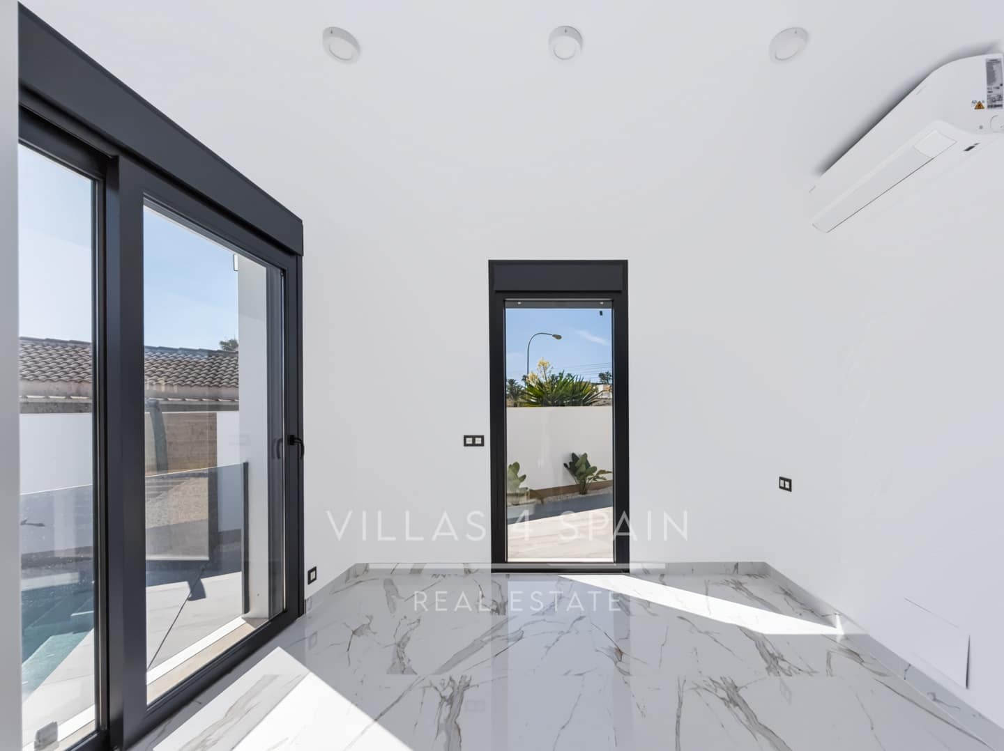 5 makuuhuone Huvila myytävänä paikassa Ciudad Quesada mukana uima-altaan - 850 000 € (Ref: 10100876)
