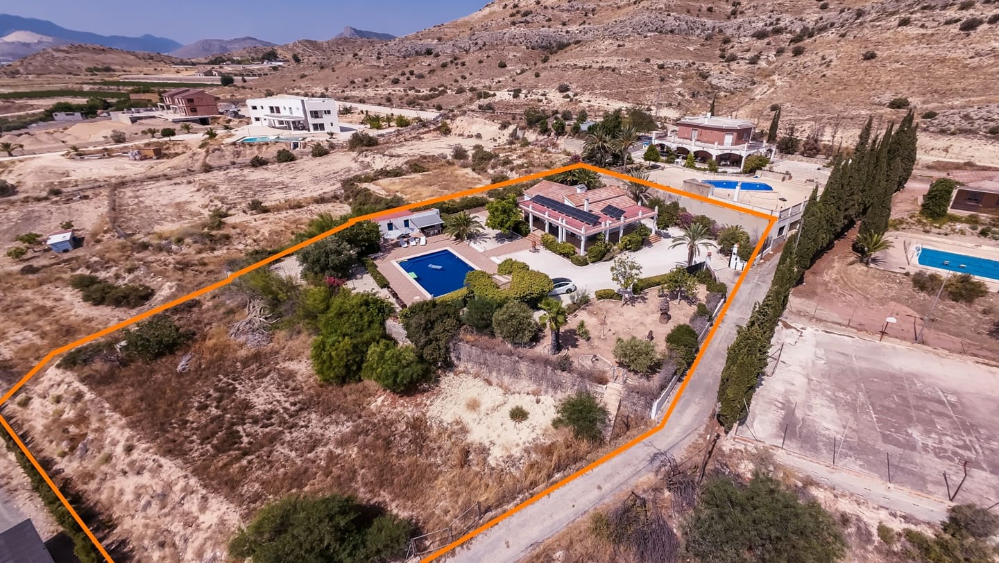 4 bedroom Villa for sale in Aspe with pool garage - € 399,000 (Ref: 10172742)