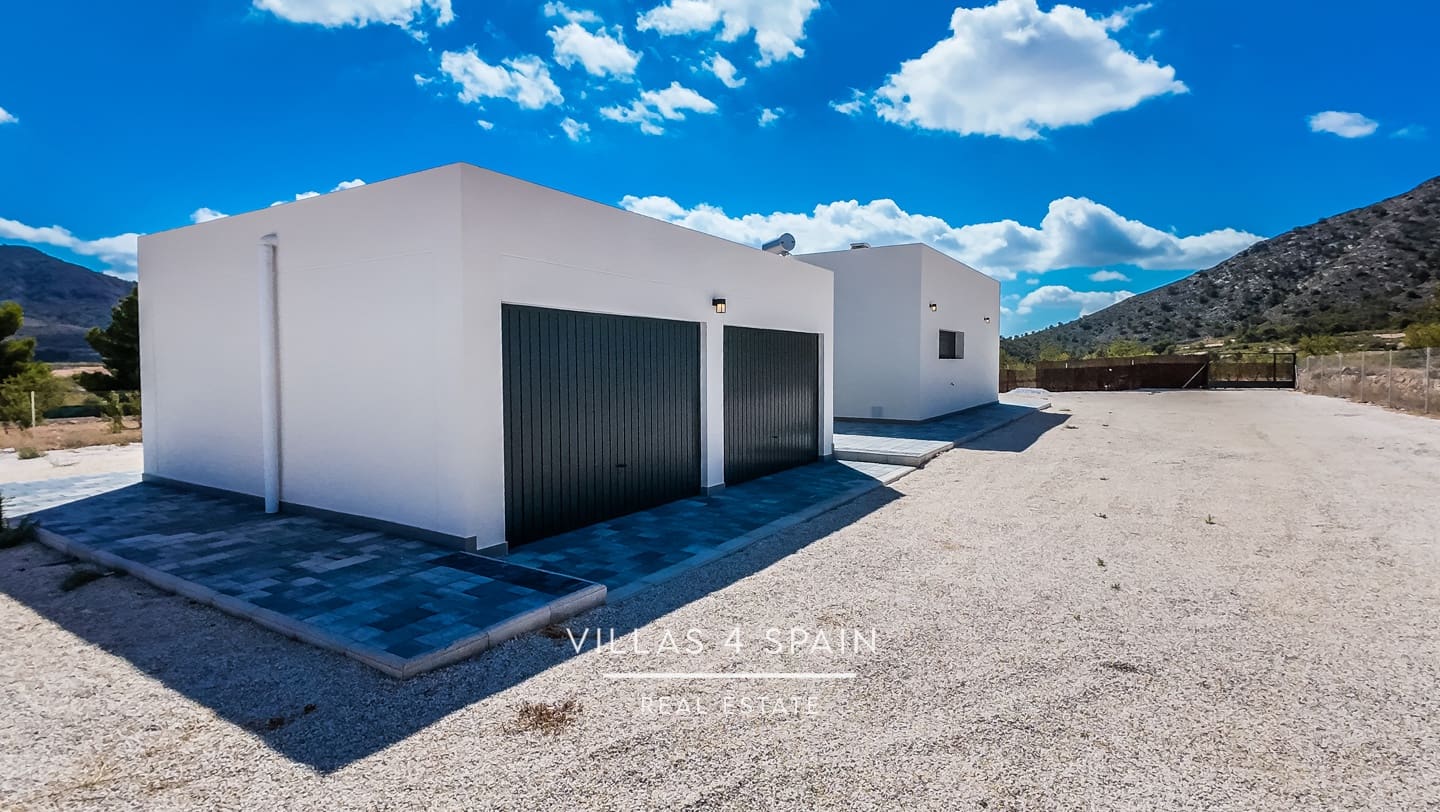 3 makuuhuone Huvila myytävänä paikassa Pinoso mukana uima-altaan 
autotalli - 299 999 € (Ref: 8556508)