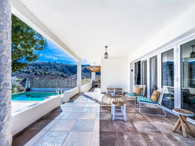 8 bedroom Villa for sale in La Romana with pool garage - € 789,000 (Ref: 8847126)