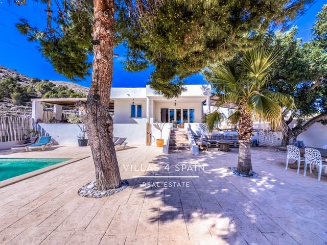 8 bedroom Villa for sale in La Romana with pool garage - € 789,000 (Ref: 8847126)