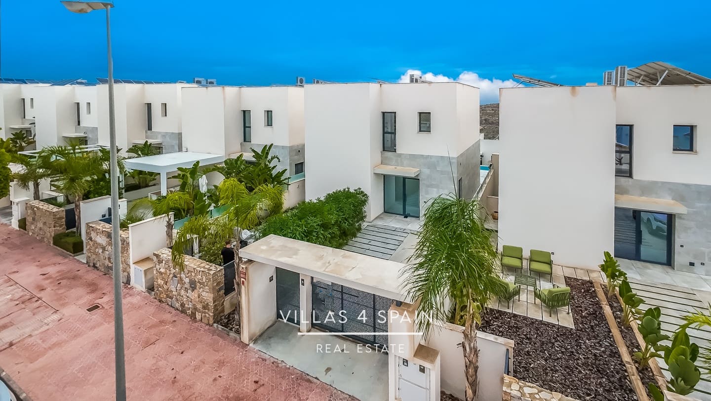 4 bedroom Villa for sale in Rojales with pool - € 789,000 (Ref: 9306285)