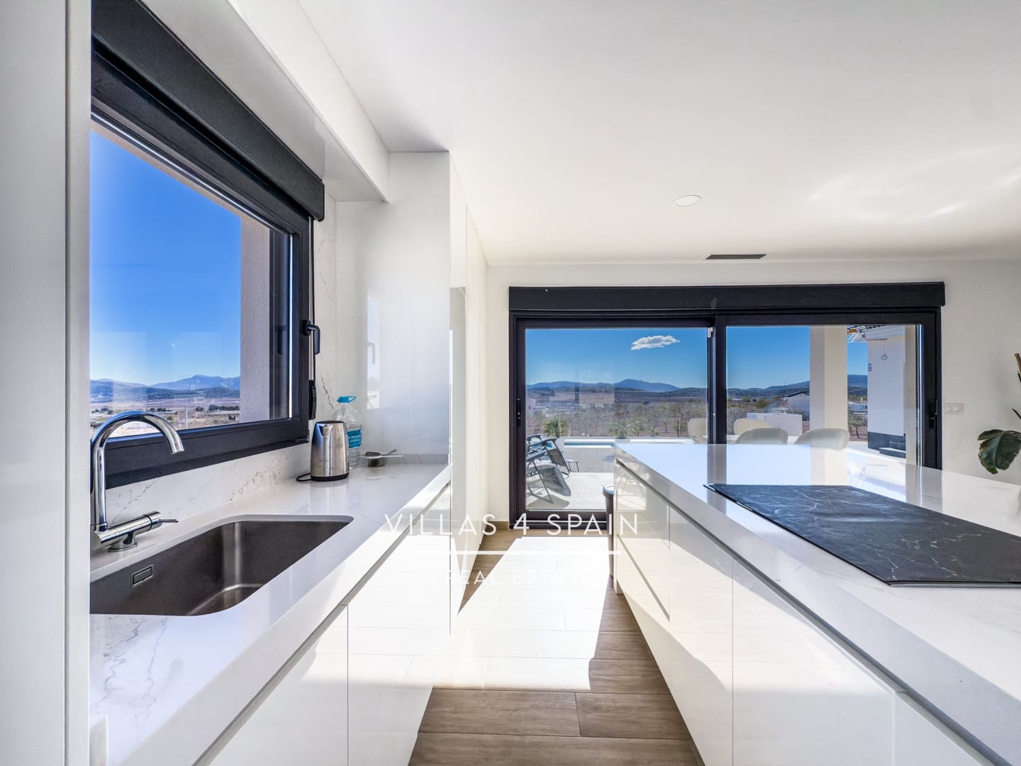 4 makuuhuone Huvila myytävänä paikassa Pinoso mukana uima-altaan 
autotalli - 549 000 € (Ref: 9415391)