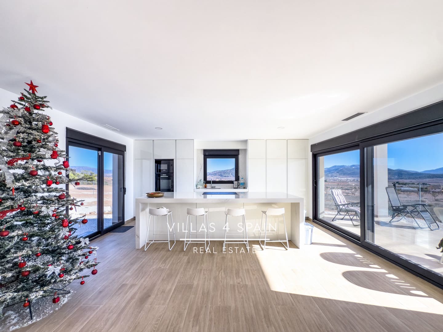 4 makuuhuone Huvila myytävänä paikassa Pinoso mukana uima-altaan 
autotalli - 549 000 € (Ref: 9415391)