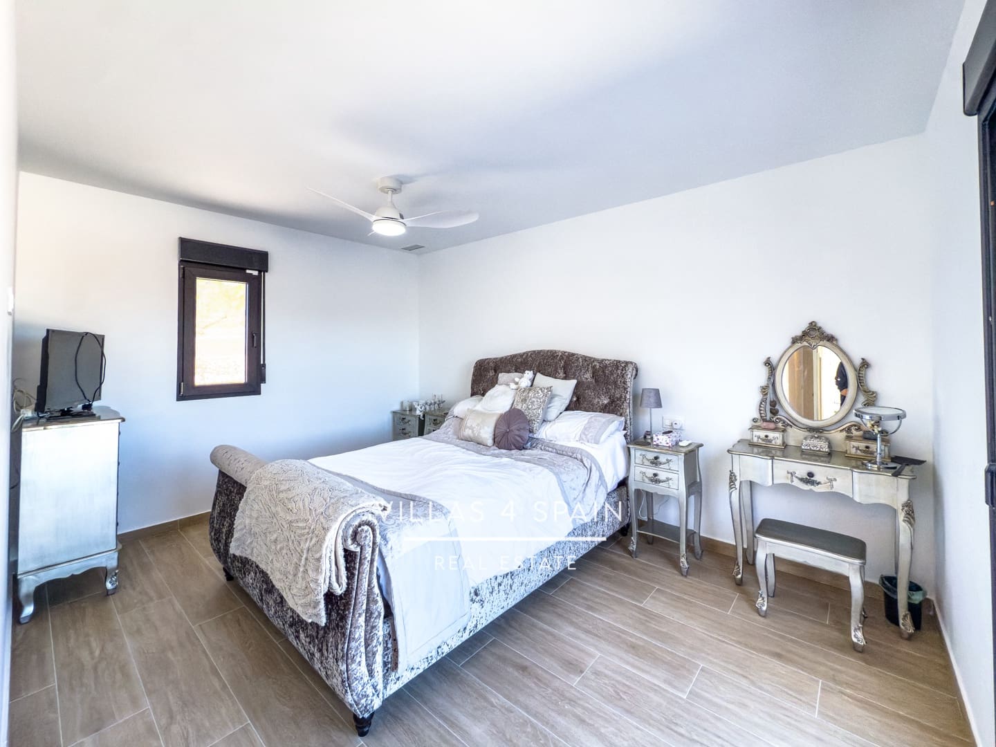 4 makuuhuone Huvila myytävänä paikassa Pinoso mukana uima-altaan 
autotalli - 549 000 € (Ref: 9415391)