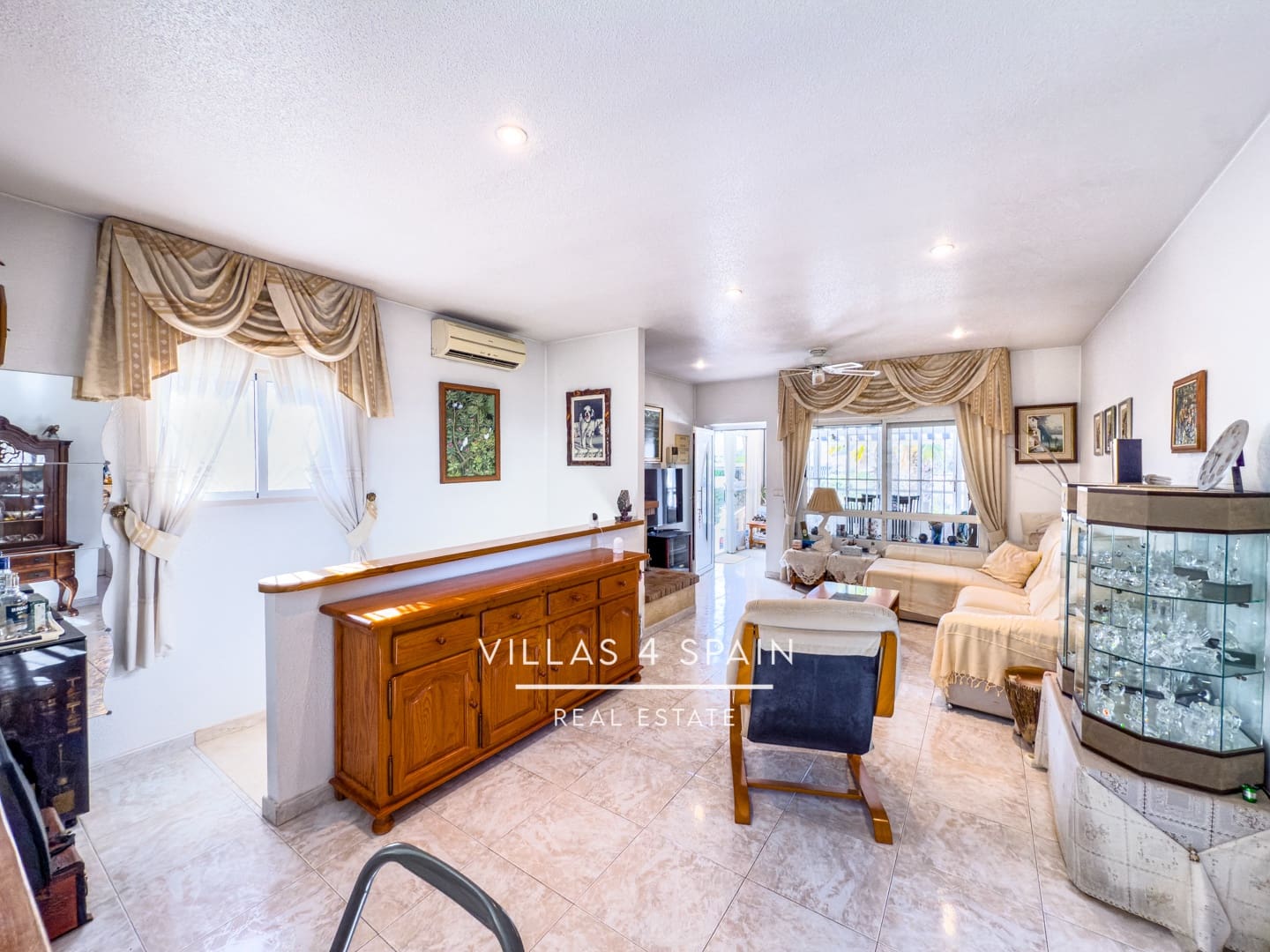 4 bedroom Villa for sale in Rojales with garage - € 399,995 (Ref: 9488864)