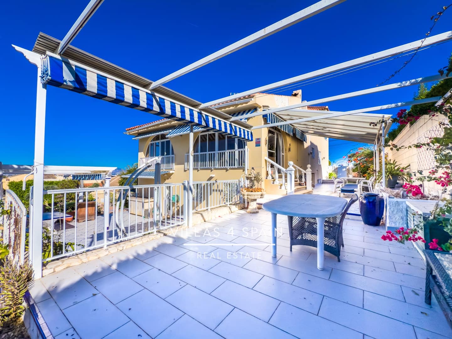 4 bedroom Villa for sale in Rojales with garage - € 399,995 (Ref: 9488864)