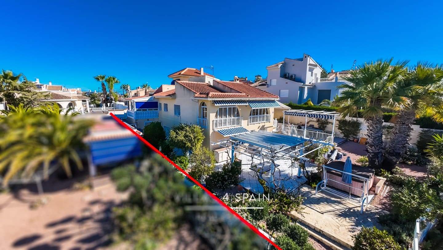 4 bedroom Villa for sale in Rojales with garage - € 399,995 (Ref: 9488864)