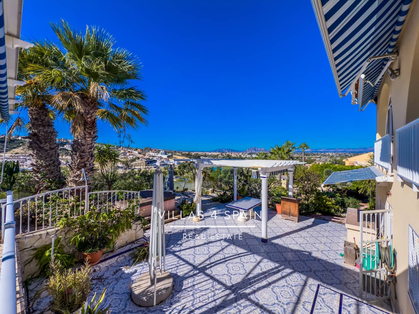 4 bedroom Villa for sale in Rojales with garage - € 399,995 (Ref: 9488864)