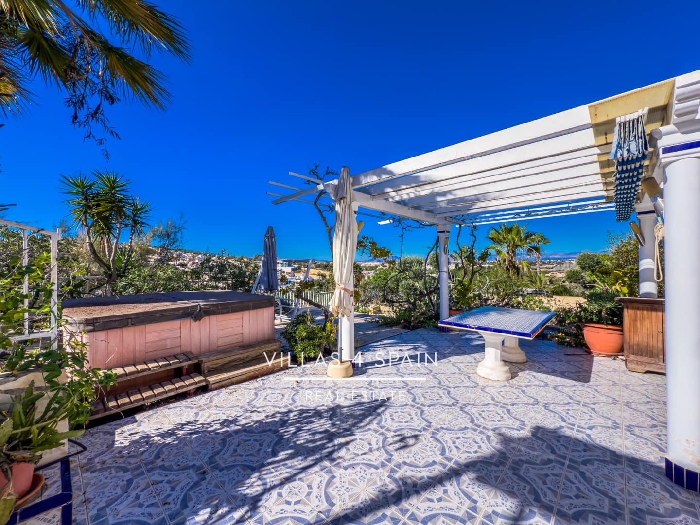 4 bedroom Villa for sale in Rojales with garage - € 399,995 (Ref: 9488864)