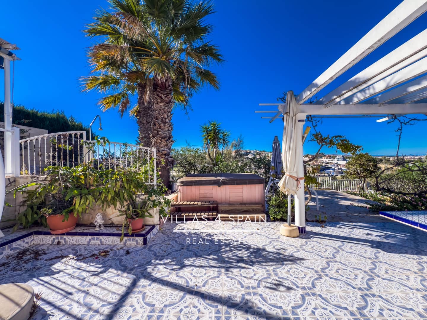 4 bedroom Villa for sale in Rojales with garage - € 399,995 (Ref: 9488864)