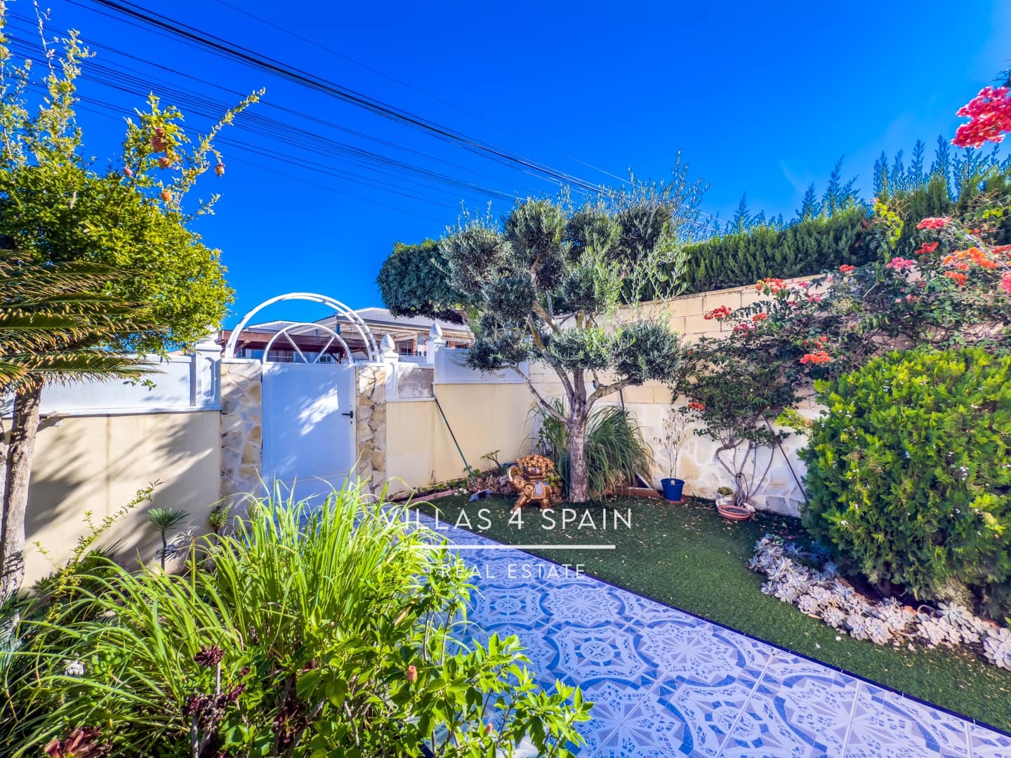 4 bedroom Villa for sale in Rojales with garage - € 399,995 (Ref: 9488864)