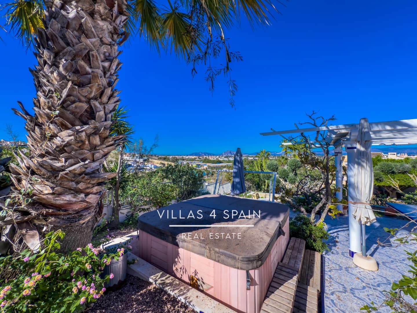 4 bedroom Villa for sale in Rojales with garage - € 399,995 (Ref: 9488864)