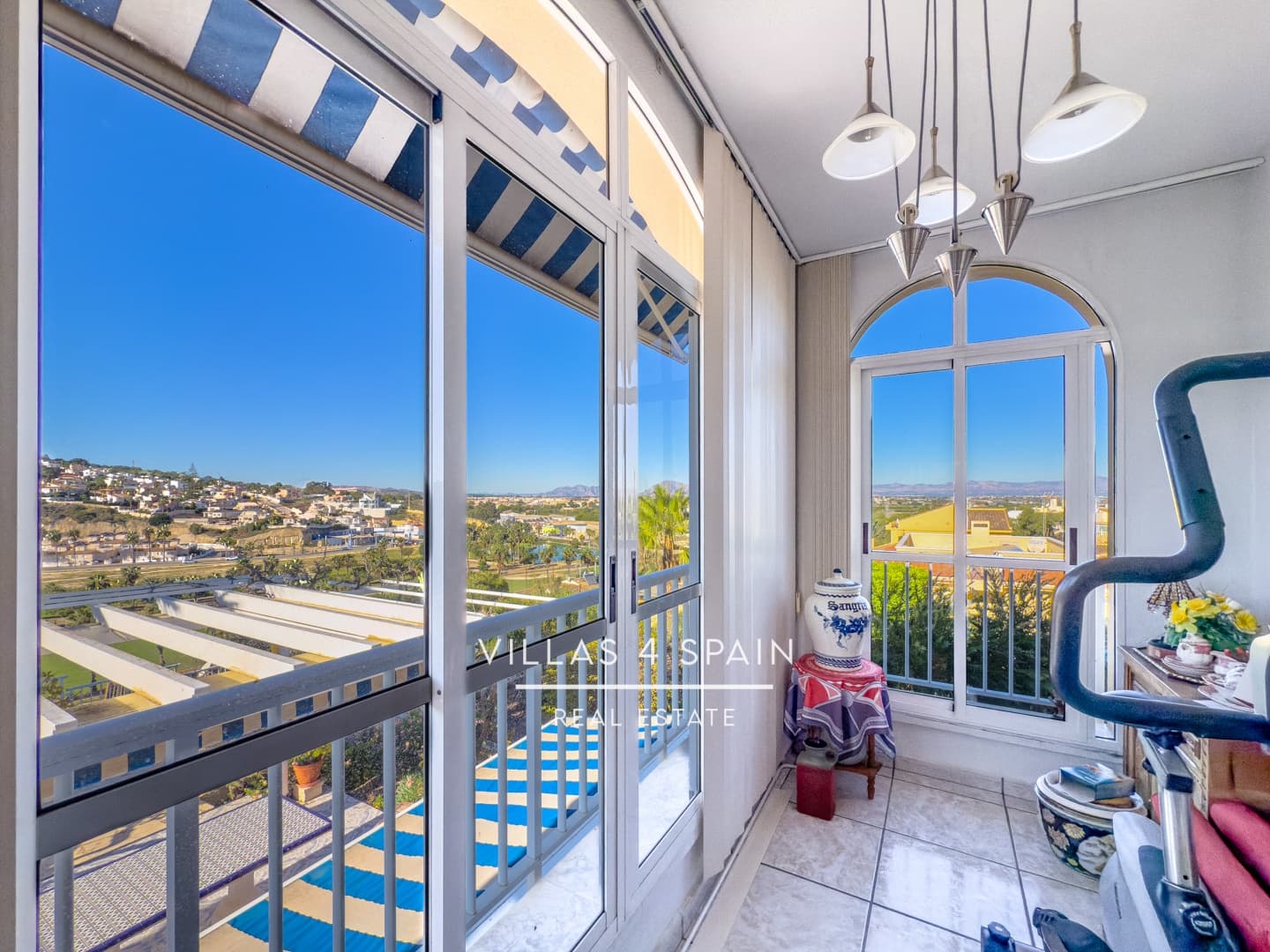 Chalet de 4 habitaciones en Rojales en venta con garaje - 399.995 € (Ref: 9554312)