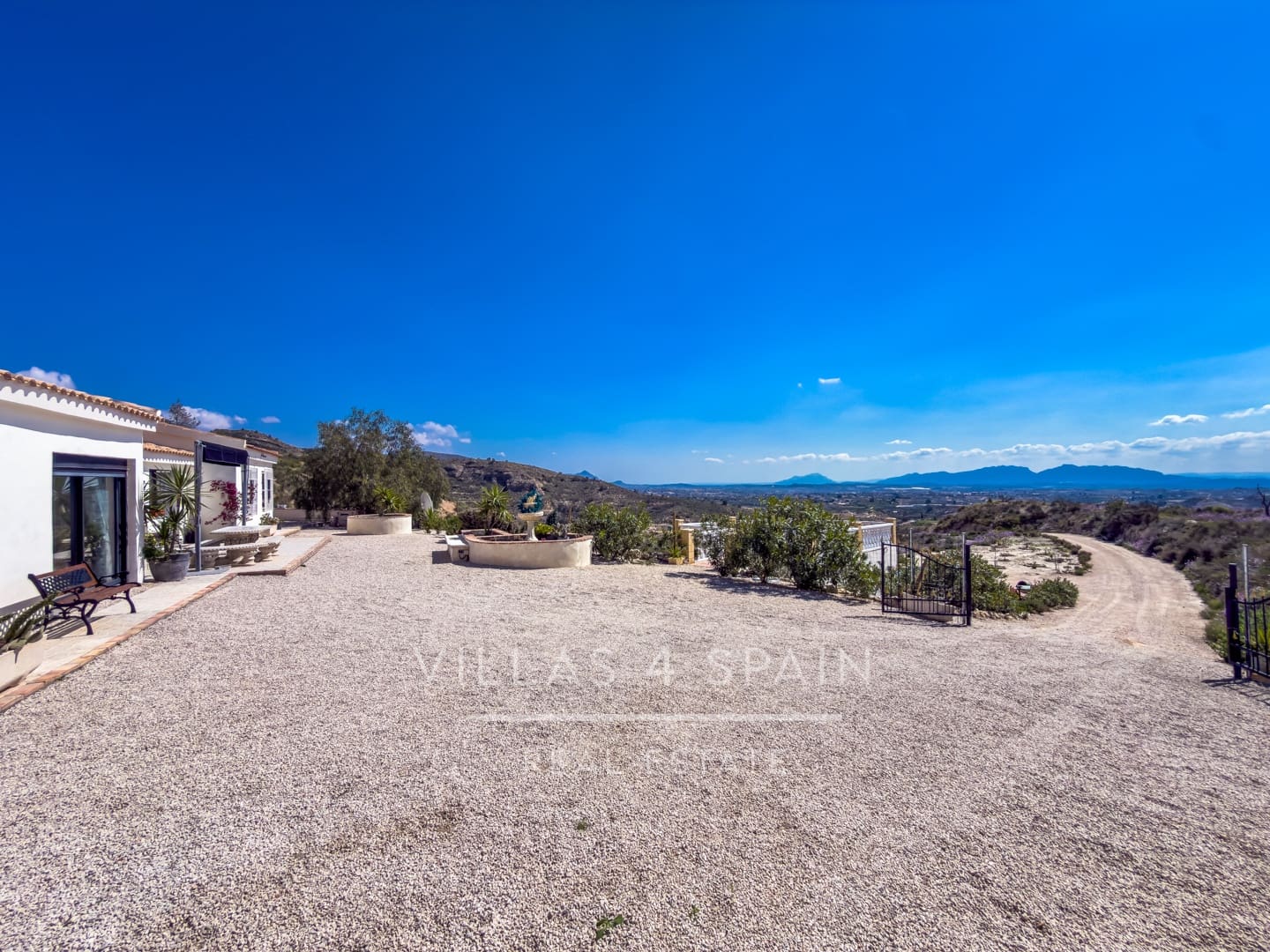 4 bedroom Villa for sale in Fortuna with garage - € 379,950 (Ref: 9719360)