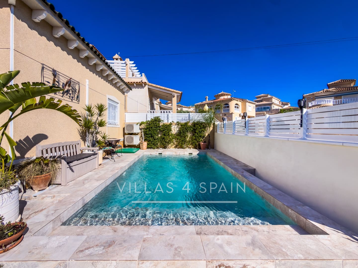 3 soveværelse Villa til salg i Villamartin med swimmingpool - € 359.950 (Ref: 9787946)