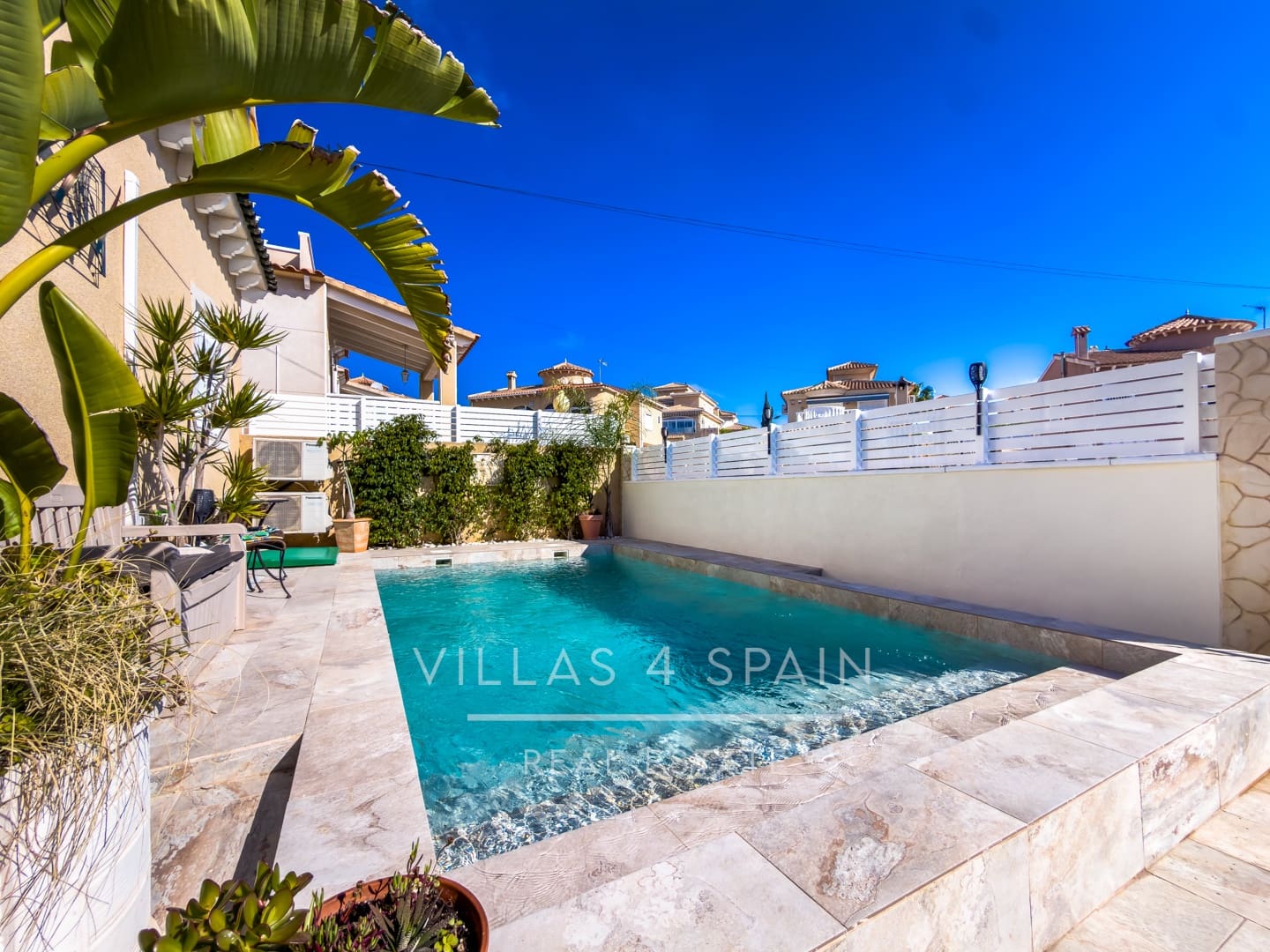 3 soveværelse Villa til salg i Villamartin med swimmingpool - € 359.950 (Ref: 9787946)
