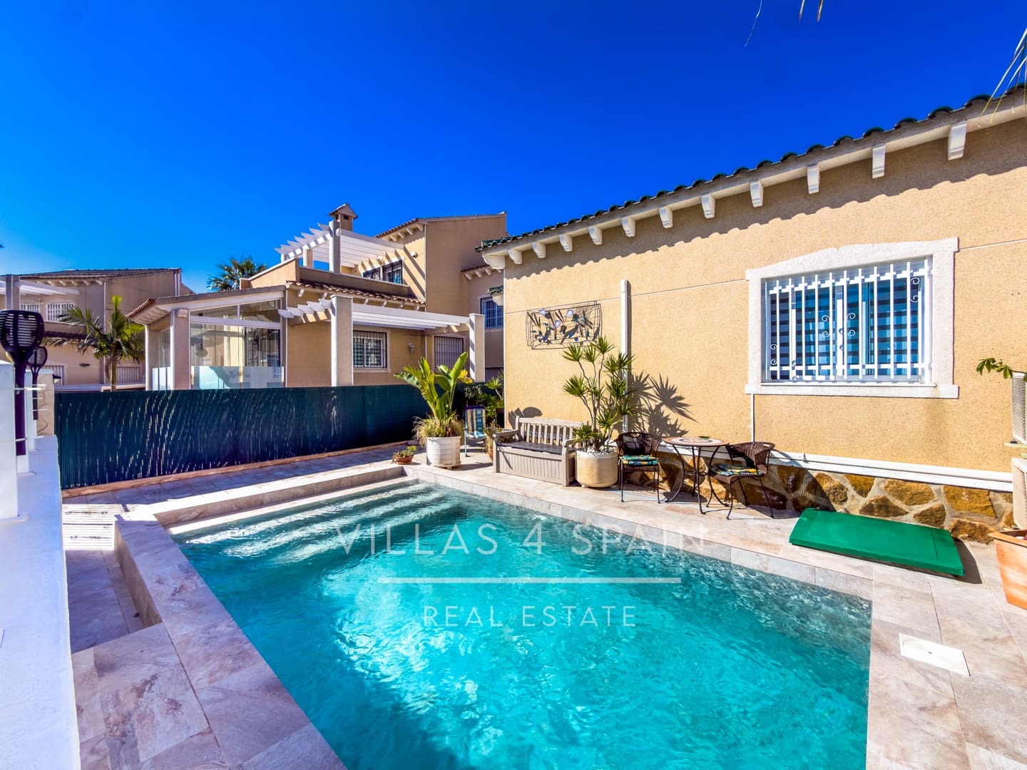 3 soveværelse Villa til salg i Villamartin med swimmingpool - € 359.950 (Ref: 9787946)