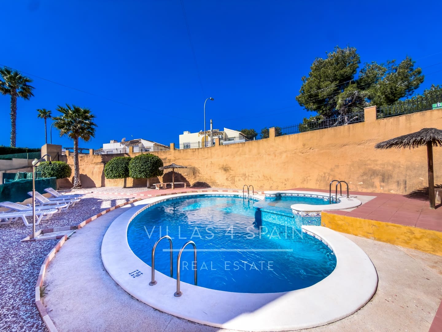 3 soveværelse Villa til salg i Villamartin med swimmingpool - € 359.950 (Ref: 9787946)