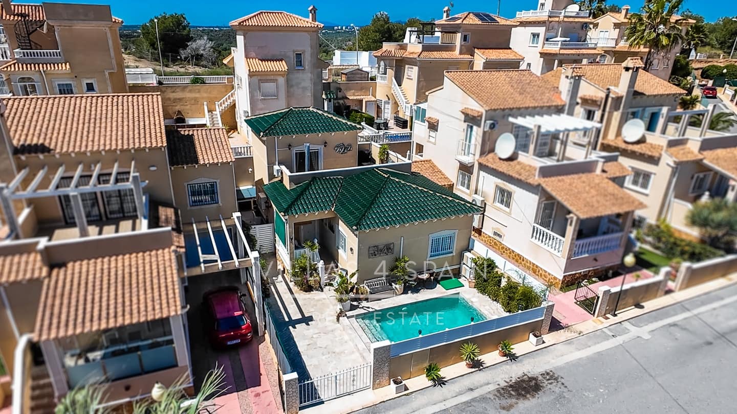 3 soveværelse Villa til salg i Villamartin med swimmingpool - € 359.950 (Ref: 9787946)