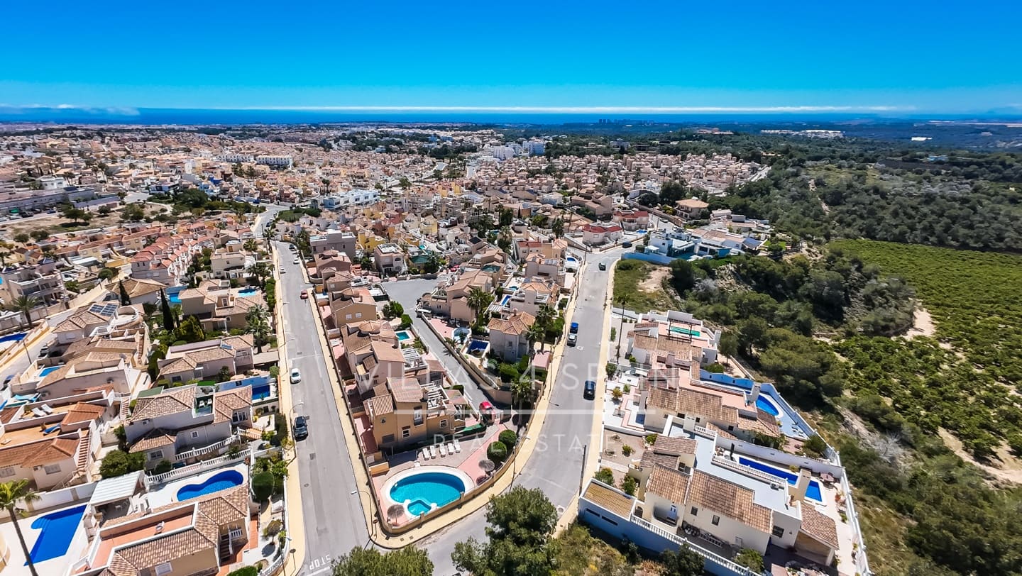 3 soveværelse Villa til salg i Villamartin med swimmingpool - € 359.950 (Ref: 9787946)