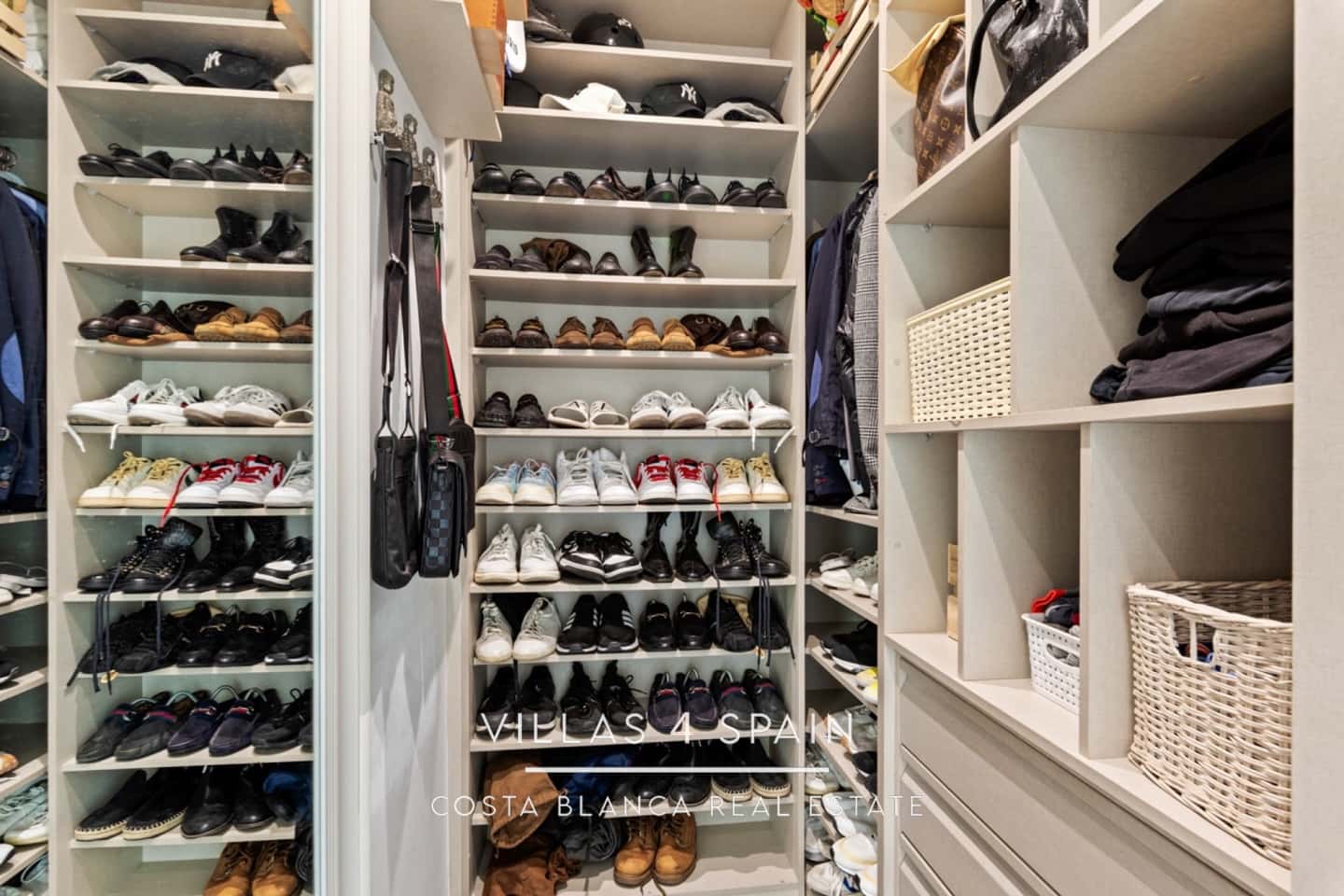 4 bedroom Villa for sale in Benijofar with pool - € 420,000 (Ref: 9795498)