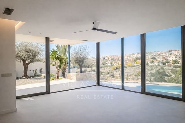 Chalet de 4 habitaciones en La Marina, Elche / Elx en venta con piscina garaje - 1.443.750 € (Ref: 9821032)
