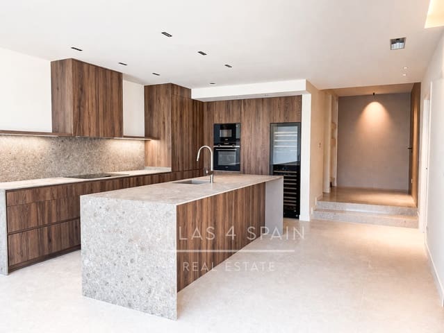 Chalet de 4 habitaciones en La Marina, Elche / Elx en venta con piscina garaje - 1.443.750 € (Ref: 9821032)