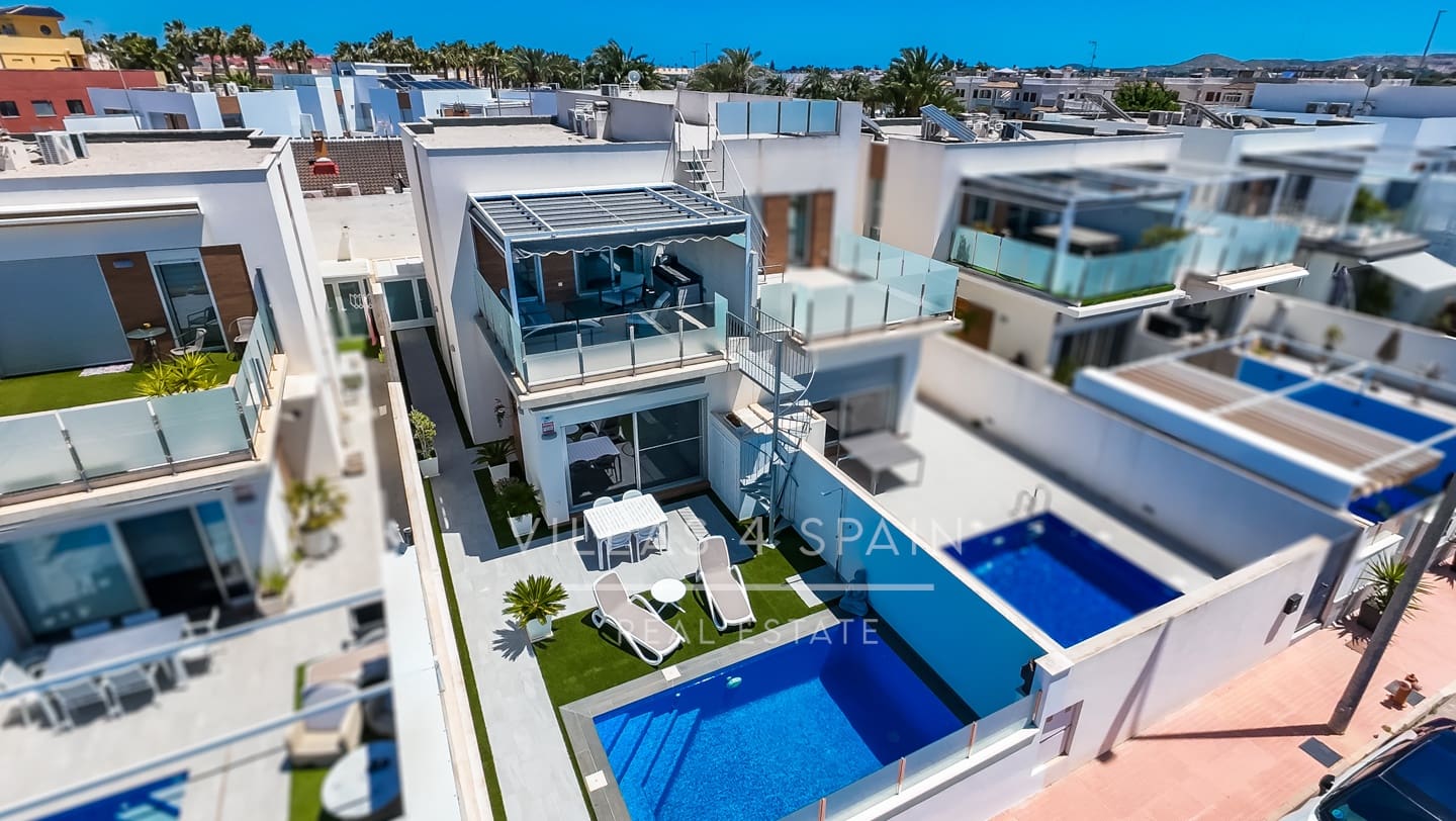 3 soveværelse Villa til salg i Daya Nueva med swimmingpool - € 399.950 (Ref: 9849131)