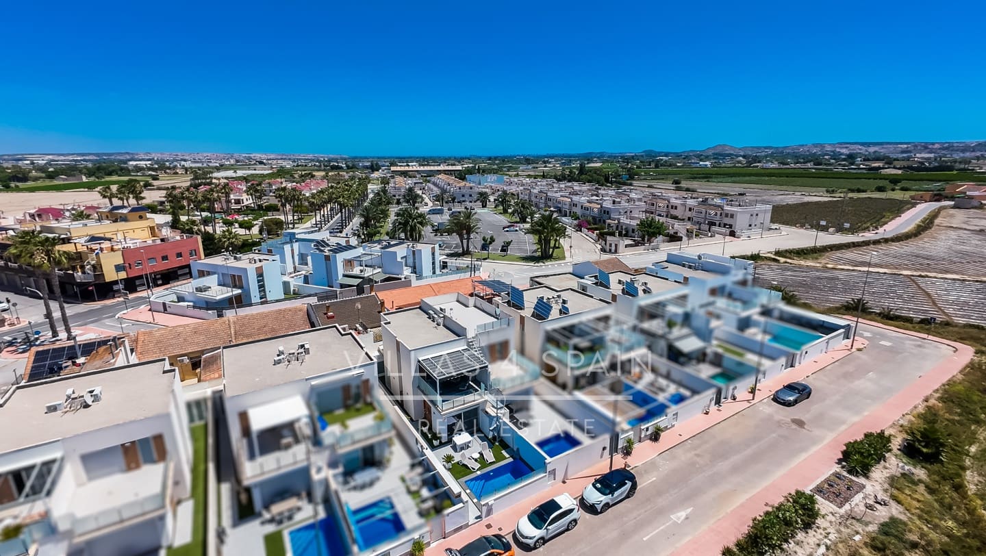3 soveværelse Villa til salg i Daya Nueva med swimmingpool - € 399.950 (Ref: 9849131)