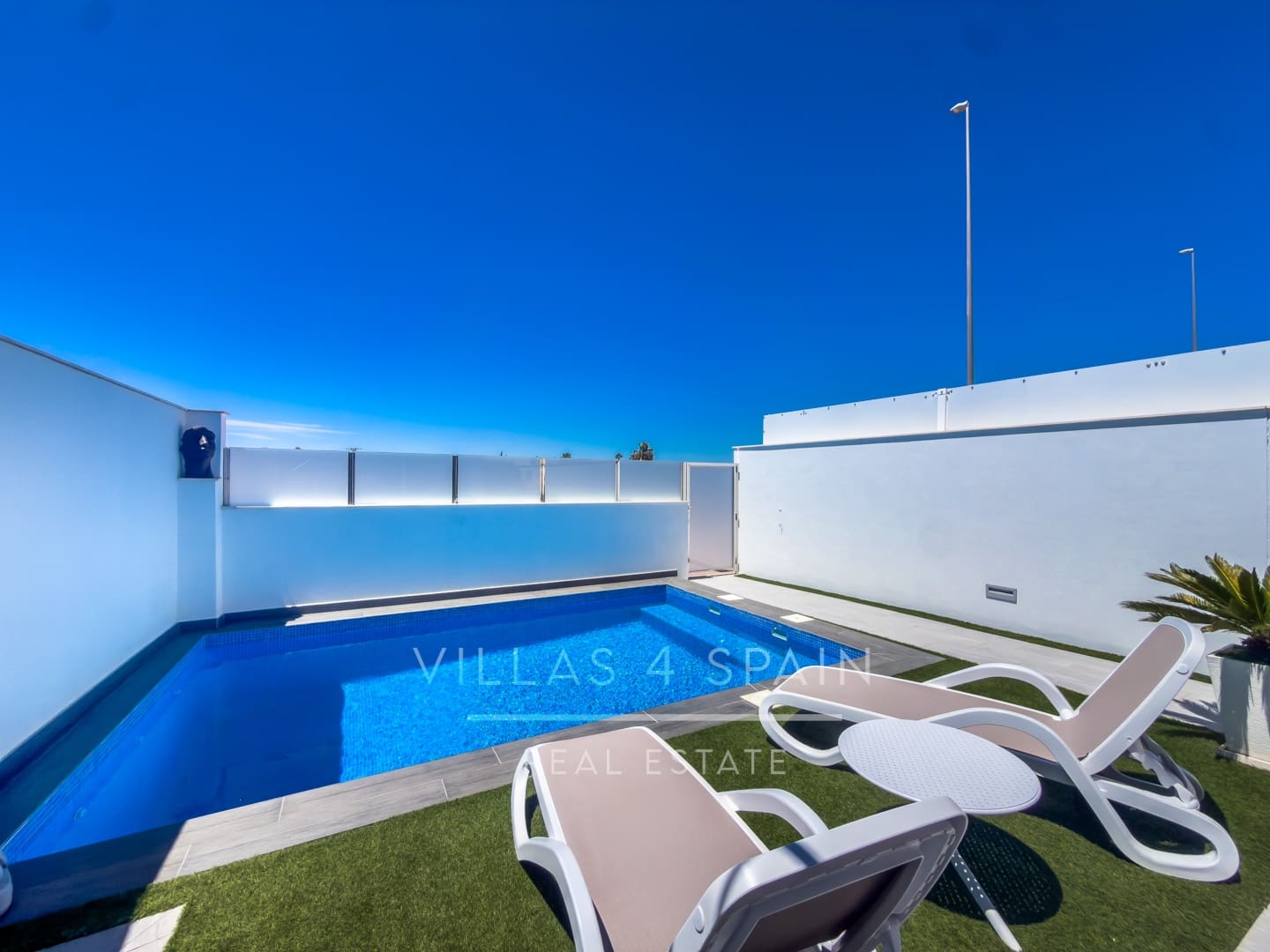 3 soveværelse Villa til salg i Daya Nueva med swimmingpool - € 399.950 (Ref: 9849131)