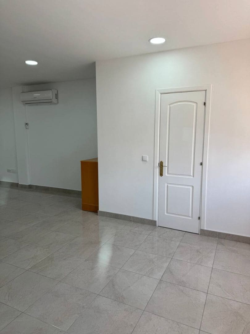 Commercial for sale in San Bartolome de Tirajana - € 88,000 (Ref: 9499979)