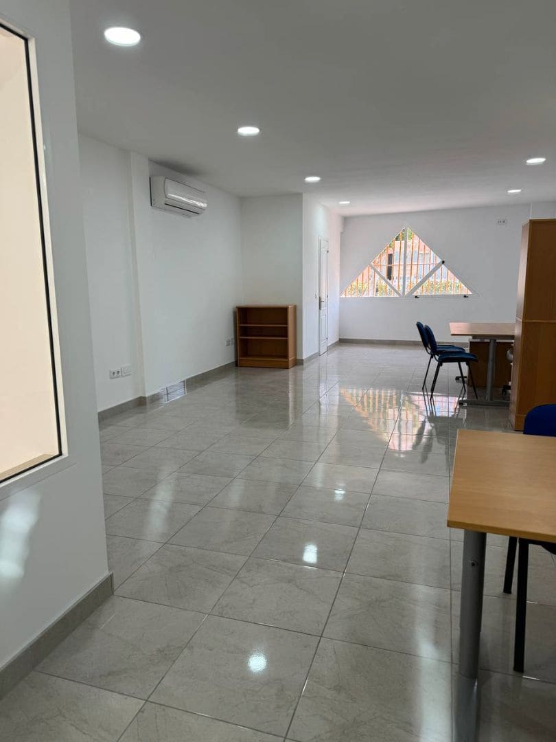 Commercial for sale in San Bartolome de Tirajana - € 88,000 (Ref: 9499979)